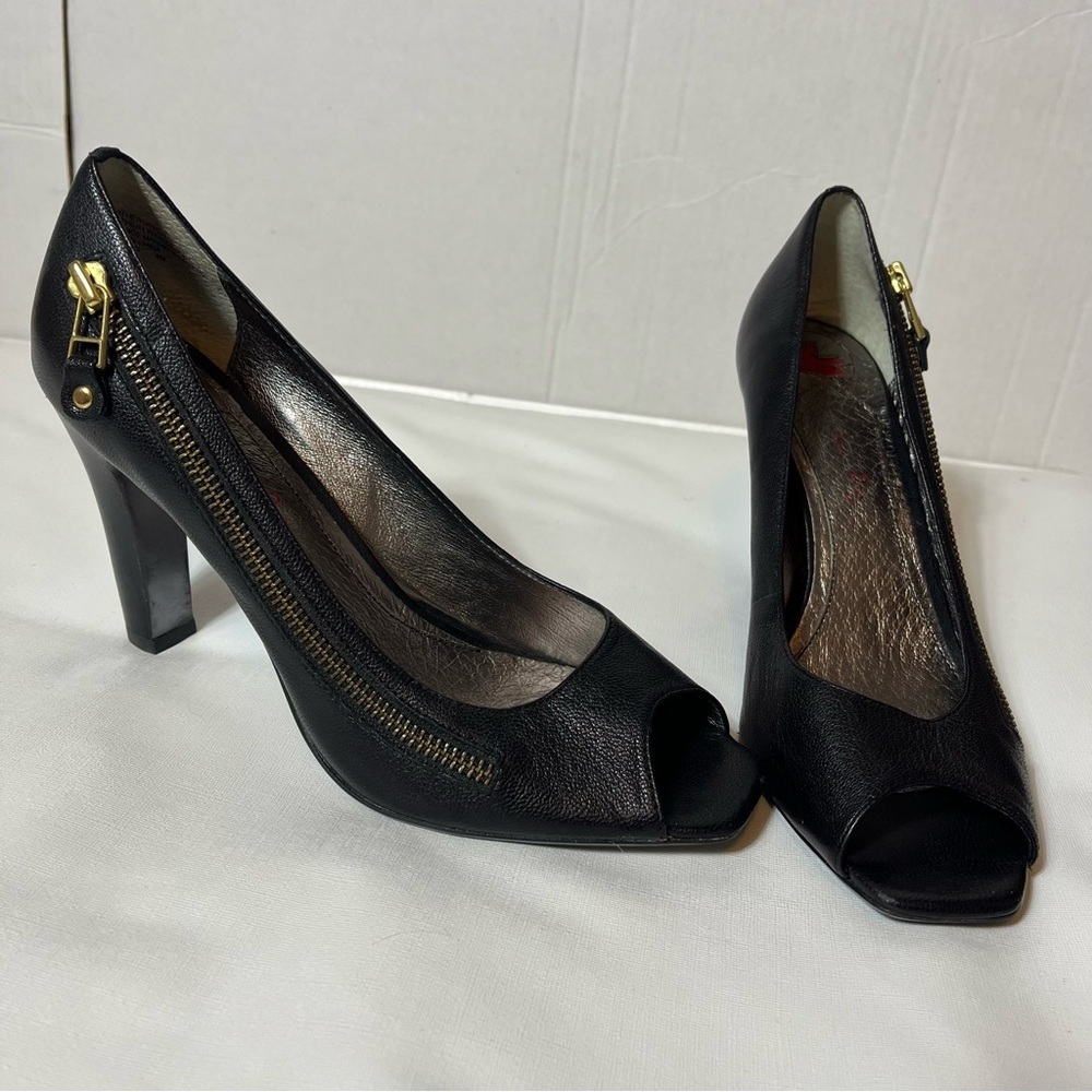 STAR LING Babylon Black Leather Classic Peep Toe Gold Zipper Detail Heels Sz 8M